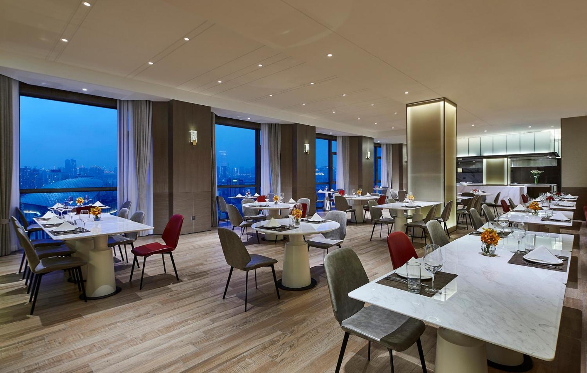 Holiday Inn Shanghai Huaxia By Ihg - Overlooking City Scenery At Sky View Restaurant Kültér fotó